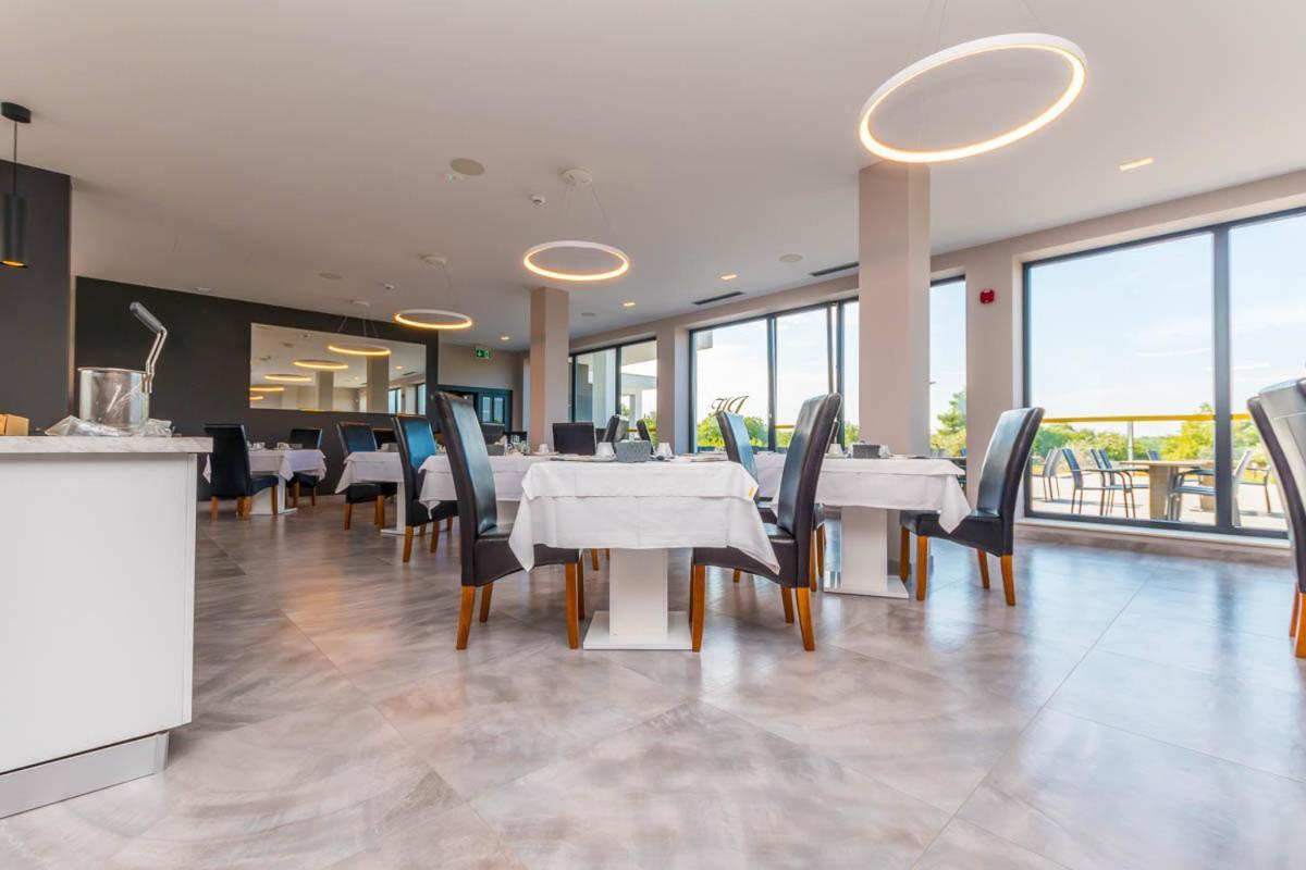 Hotel Delfin Lanterna Tar-Vabriga 외부 사진